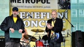 Na snímku Jiří Morštadt (vpravo) společně s organizátorem a moderátorem benefičního koncertu, zástupcem šéfredaktorky Janem Pimperem.