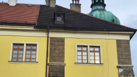 Na zámku v Doksech pokračují v obnově střechy