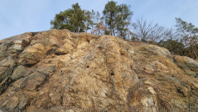 Chráněné skalní stěny budou do dvou let zbaveny náletové vegetace