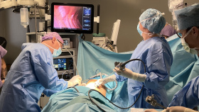 Chirurgové provedli první robotické operace plic