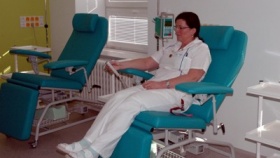 Na snímku předvádí staniční setra onkocentra Irena Šebková Šťovíčková polohování křesla pro pacienta v novém aplikačním sálku chemoterapie. Zdroj: Metropol