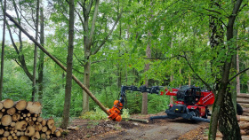 Bezpečné kácení stromů zajišťuje teleskopický manipulátor