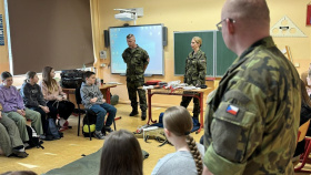 Žáci ZŠ Na Stínadlech strávili den s armádou